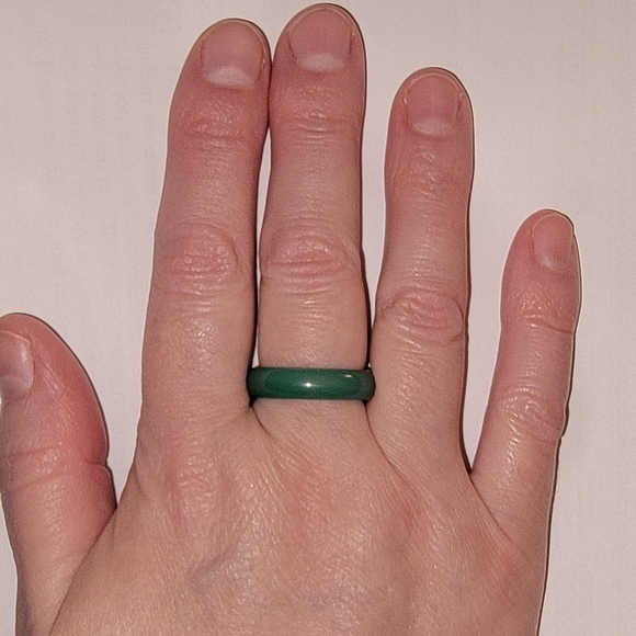NEW GREEN GLASS RING BAND. - Picture 3 of 3